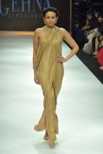 Model walks the ramp for Gehna Jewellers Show at IIJW Day 1 on 19th Aug 2012  (9).JPG